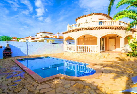 Villa Manuela: Wolke, Himmel, Gebäude, Eigentum, Wasser, Pflanze, Blau, Haus, Fenster, Schwimmbad