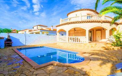 Villa Manuela: Wolke, Himmel, Gebäude, Eigentum, Wasser, Pflanze, Blau, Haus, Fenster, Schwimmbad