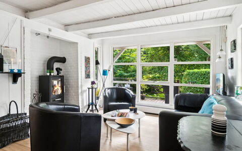 Vesa - 2.4Km from the Sea: Möbel, Interior Design, Flooring, Couch, Wohnzimmer, Fussboden, Holz, Decke, Zimmer, Beleuchtung