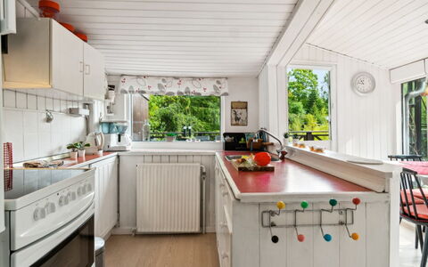 Vesa - 2.4Km from the Sea: Küche, Countertop, Küchengerät, Major Appliance, Interior Design, Holz, Möbel, Flooring, Herd, Haushaltsgerät