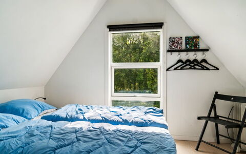 Vesa - 2.4Km from the Sea: Schlafzimmer, Interior Design, Möbel, Holz, Decke, Bett, Bettdecke, Bedding, Dachboden, Linens