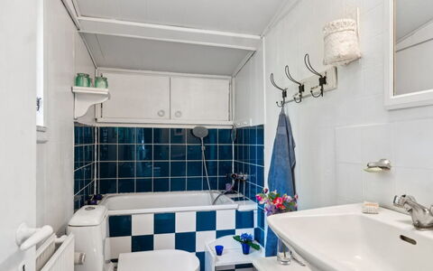 Vesa - 2.4Km from the Sea: Armatur, Interior Design, Flooring, Badezimmer, Fussboden, Zapfhahn, Sinken, Installation, Zimmer, Decke