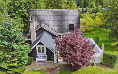 Vesa - 2.4Km from the Sea: Gebäude, Fenster, Haus, Dach, Zuhause, Strauch, Hütte, Wohngebiet, Garten