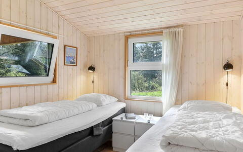 Fränze - 980M from the Sea: Bett, Schlafzimmer, Holz, Bettdecke, Bedding, Interior Design, Decke, Bettrahmen, Dekokissen, Zuhause