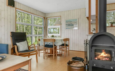 Fränze - 980M from the Sea: Flooring, Möbel, Interior Design, Fussboden, Holz, Decke, Zimmer, Wohnzimmer, Beleuchtung, Holzboden