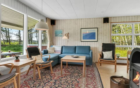 Fränze - 980M from the Sea: Möbel, Interior Design, Flooring, Fussboden, Decke, Zimmer, Stuhl, Tabelle, Wohnung, Küche & Esszimmer Tisch