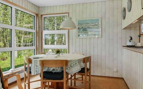 Fränze - 980M from the Sea: Möbel, Interior Design, Flooring, Fussboden, Decke, Zimmer, Stuhl, Tabelle, Wohnung, Küche & Esszimmer Tisch