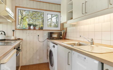Fränze - 980M from the Sea: Möbel, Interior Design, Flooring, Fussboden, Decke, Zimmer, Stuhl, Tabelle, Wohnung, Küche & Esszimmer Tisch