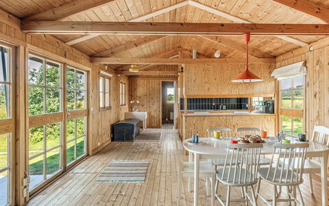 Solhaga: Möbel, Eigentum, Tabelle, Holz, Stuhl, Fenster, Interior Design, Flooring, Fussboden, Strahl