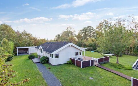 Hilaria - 1.4Km from the Sea: Zuhause, Wohngebiet, Haus, Hütte, Dach, Grundstueck, Abstellgleis, Garten, Estate, Rasen