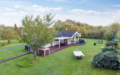 Hilaria - 1.4Km from the Sea: Zuhause, Wohngebiet, Haus, Hütte, Dach, Grundstueck, Abstellgleis, Garten, Estate, Rasen