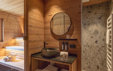 Pichl 400: Spiegel, Gebäude, Armatur, Zapfhahn, Holz, Interior Design, Sinken, Fussboden, Flooring, Regal