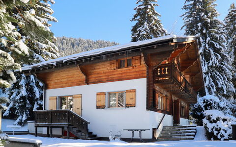 Chalet le Haut Pré: Himmel, Schnee, Gebäude, Fenster, Pflanze, Baum, Haus, Lärche, Hütte, Biome