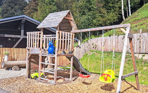 Beim Kainzbauer: Pflanze, Baum, Grundstueck, Holz, Spielplatz Rutsche, Rutsche, Spielplatz, Freizeit, Gras