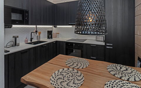 Mäkitie 4: Interior Design, Holz, Light Fixture, Küche, Countertop, Möbel, Flooring, Beleuchtung, Decke, Braun
