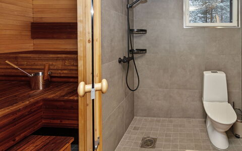 Mäkitie 4: Flooring, Armatur, Holz, Fussboden, Interior Design, Badezimmer, Installation, Fliese, Zapfhahn, Toilette