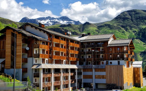 Orcières-Merlette 510: Wolke, Himmel, Pflanze, Gebäude, Fenster, Haus, Grundstueck, Baum, Gras, Hütte