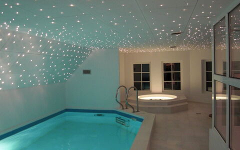 Axeline - 300M from the Sea: Decke, Interior Design, Flooring, Fussboden, Beleuchtung, Light Fixture, Design, Hotel, Schwimmbad, Gips