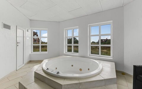 Axeline - 300M from the Sea: Decke, Badewanne, Flooring, Interior Design, Fussboden, Armatur, Badezimmer, Design, Installation