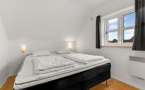 Axeline - 300M from the Sea: Schlafzimmer, Bedding, Bett, Bettrahmen, Bettdecke, Linens, Matratze, Einfrieren, Hotel