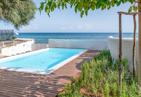 Villa Clementina: Wasser, Pflanze, Himmel, Wasservorräte, Eigentum, Schwimmbad, Azurblau, Rechteck, Baum, Schatten