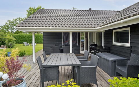 Alpa - 600M from the Sea: Möbel, Interior Design, Flooring, Fussboden, Decke, Zimmer, Stuhl, Tabelle, Wohnung, Küche & Esszimmer Tisch