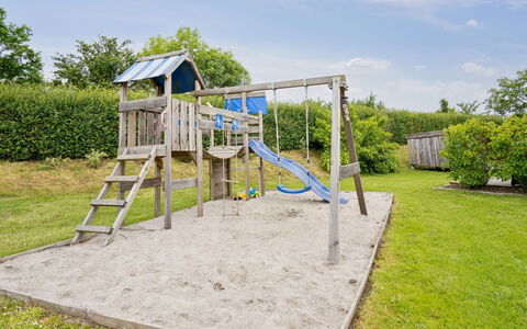 Alpa - 600M from the Sea: Möbel, Interior Design, Flooring, Fussboden, Decke, Zimmer, Stuhl, Tabelle, Wohnung, Küche & Esszimmer Tisch