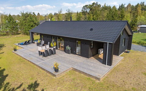 Skakke - 900M from the Sea: Decke, Flooring, Interior Design, Fussboden, Verbundwerkstoff, Möbel, Resort, Hotel, Design, Daylighting