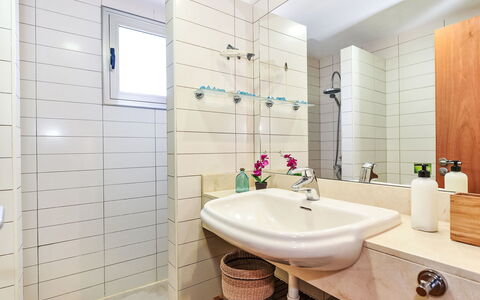 Tipo 3 Dormitorios: Badezimmer, Armatur, Bad Sink, Flooring, Interior Design, Fussboden, Zapfhahn, Sinken, Spiegel, Installation