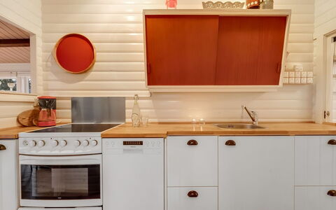 Dimo - 300M to the Fjord: Holz, Flooring, Interior Design, Küche, Küchengerät, Fussboden, Countertop, Cabinetry, Holzbeize, Zimmer