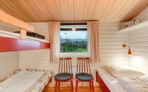 Dimo - 300M to the Fjord: Holz, Interior Design, Fussboden, Decke, Flooring, Holzbeize, Möbel, Schlafzimmer, Bett, Hartholz