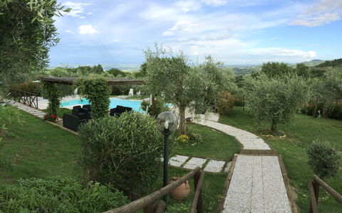Villa Le Ripe Apartments - Gambassi Terme, Toscana: Pflanze, Wolke, Himmel, Pflanzengemeinschaft, Natürliche Landschaft, Grundstueck, Baum, Strauch, Landschaft, Ground