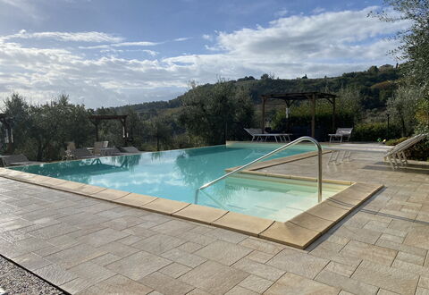 Villa Le Ripe Apartments - Gambassi Terme, Toscana: Wasser, Wolke, Himmel, Wasservorräte, Schwimmbad, Rechteck, Gartenmöbel, Baum, Schatten, Pflanze