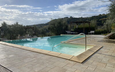 Villa Le Ripe Apartments - Gambassi Terme, Toscana: Wasser, Wolke, Himmel, Wasservorräte, Schwimmbad, Rechteck, Gartenmöbel, Baum, Schatten, Pflanze