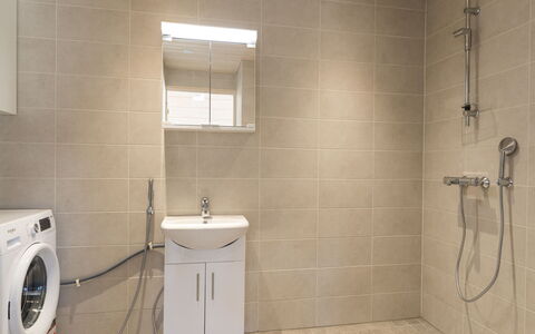Siika: Flooring, Fussboden, Wand, Interior Design, Armatur, Badezimmer, Decke, Badezimmerschrank, Zapfhahn, Zimmer