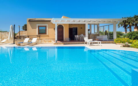 Villa Cornino - Custonaci, Sicilia: Wasser, Himmel, Eigentum, Pflanze, Schwimmbad, Azurblau, Gebäude, Schatten, Freizeit, Grundeigentum