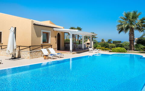 Villa Cornino - Custonaci, Sicilia: Wasser, Himmel, Eigentum, Pflanze, Schwimmbad, Azurblau, Gebäude, Baum, Schatten, Freizeit