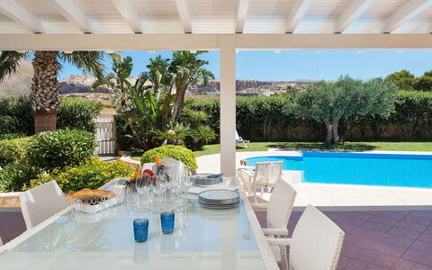 Villa Cornino - Custonaci, Sicilia: Pflanze, Eigentum, Wasser, Azurblau, Stuhl, Schwimmbad, Tabelle, Gartenmöbel, Baum, Schatten