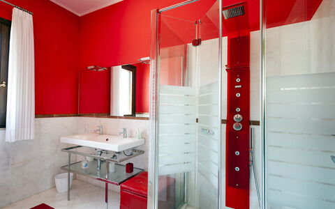 Villa Cornino - Custonaci, Sicilia: Spiegel, Zapfhahn, Armatur, Sinken, Eigentum, Gebäude, Bad Sink, Badezimmer, Die Architektur, Interior Design