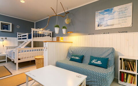 Meerzeit: Eigentum, Möbel, Gebäude, Tabelle, Azurblau, Interior Design, Bilderrahmen, Beleuchtung, Haus, Holz
