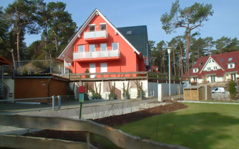 Meerzeit: Himmel, Fenster, Gebäude, Baum, Haus, Freizeit, Holz, Hütte, Abstellgleis, Pflanze