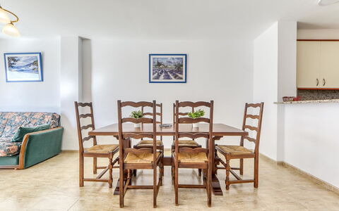 Edificio Mirablau: Möbel, Bilderrahmen, Stuhl, Tabelle, Holz, Rechteck, Flooring, Gebäude, Fussboden, Farbe