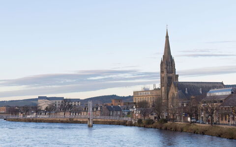Old Edinburgh Cottage: Wasser, Himmel, Wolke, Gebäude, See, Turm, Stadt, Horizont, Kirchturm, Turm