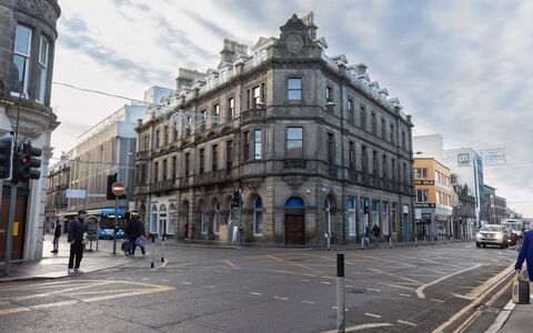 Old Edinburgh Cottage: Wolke, Himmel, Gebäude, Fenster, Strassenbelag, Rad, Strassenlicht, Durchgangsstrasse, Urban Design, Wohngebiet