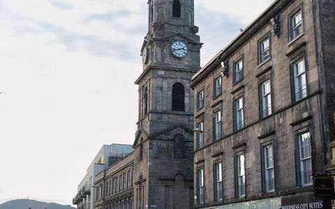 Old Edinburgh Cottage: Wolke, Himmel, Gebäude, Auto, Fahrzeug, Rad, Fenster, Turm, Die Architektur, Uhr