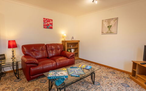 Elm Grove: Möbel, Eigentum, Gebäude, Tabelle, Couch, Bilderrahmen, Komfort, Holz, Interior Design, Fussboden