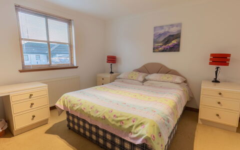 Elm Grove: Möbel, Eigentum, Fenster, Komfort, Holz, Cabinetry, Interior Design, Schublade, Bett