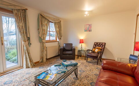 Elm Grove: Möbel, Eigentum, Fenster, Gebäude, Tabelle, Holz, Wohnzimmer, Interior Design, Stuhl, Couch