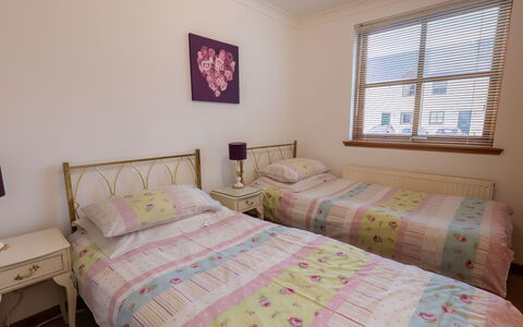 Elm Grove: Möbel, Eigentum, Fenster, Textil, Holz, Komfort, Interior Design, Bett, Fussboden