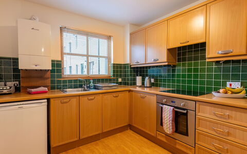 Elm Grove: Countertop, Cabinetry, Spüle, Sinken, Eigentum, Zapfhahn, Küchengerät, Küche, Herd, Holz